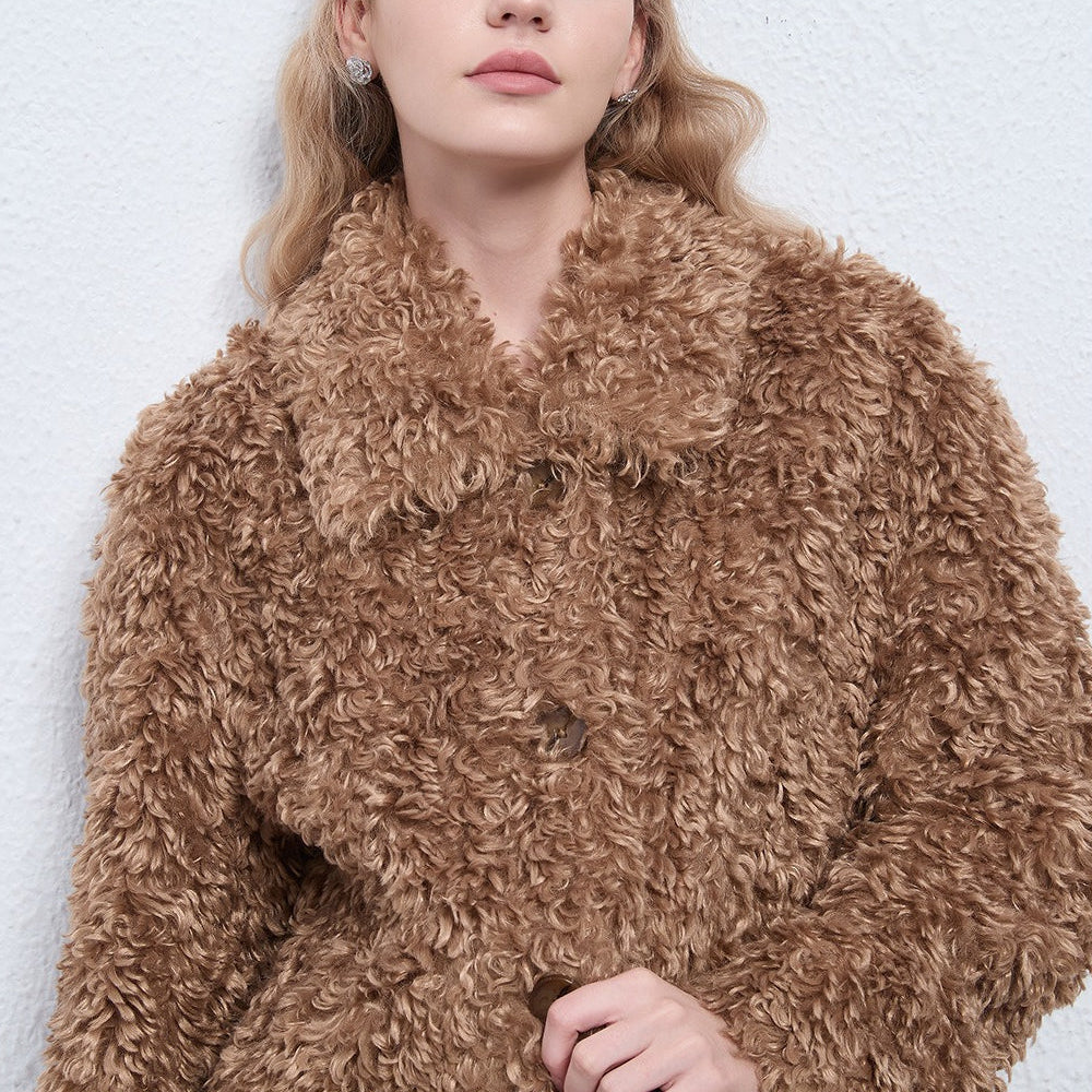 Varm, ensfarvet frakke med hakkrave og knapper