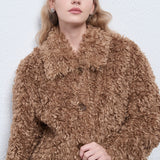 Varm, ensfarvet frakke med hakkrave og knapper