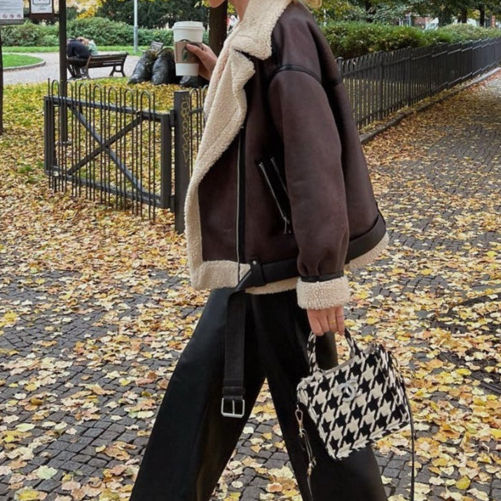 Lang jakke i kunstpels med flere lynlåse