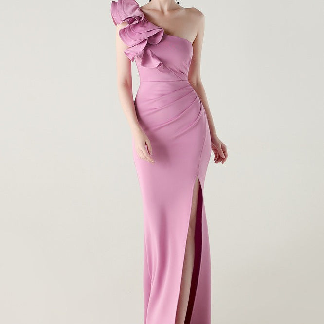 Asymmetrisk satin aftenkjole med flæser og blomster, pyntet med den ene skulder, med flæser og blomster.