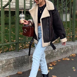 Lang jakke i kunstpels med flere lynlåse