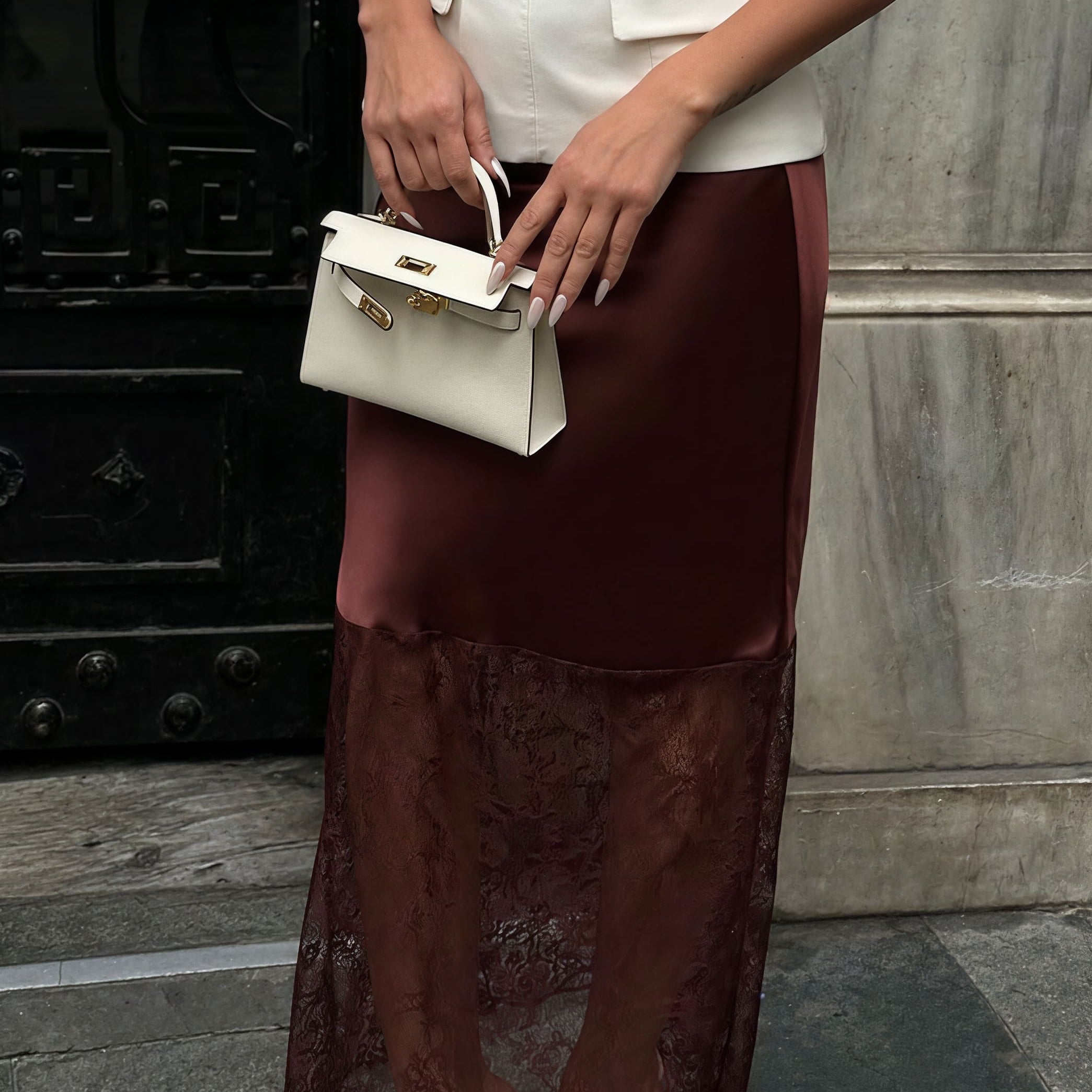 Vintage, tætsiddende midi-nederdel i patchwork-blonder