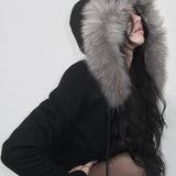 hættejakke med pelskant og lynlås i taljen