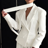 Kort blazer med tætsiddende talje