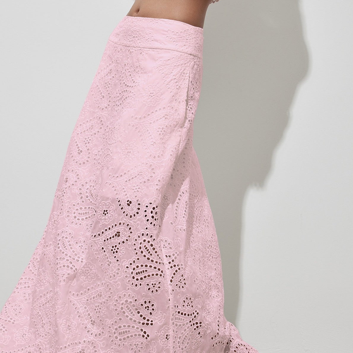 Broderet og udskåret maxinederdel