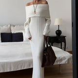 Elegant og minimalistisk off-shoulder maxikjole i ensfarvet strik