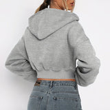 Kort frakke med hætte og lynlås