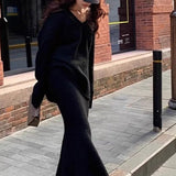 Todelt sæt: afslappet striktrøje med V-hals og havfrue-nederdel