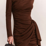 Sexet bodycon minikjole med rynkede detaljer og bandagedetaljer, rund hals