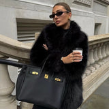 Ensfarvet miljøvenlig frakke i imiteret pels