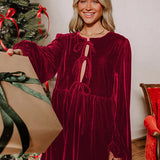 Løstsiddende minikjole i fløjl med udskæringer og bundet talje