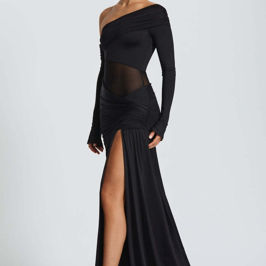 Transparent, plisseret aftenkjole med skulderlukning