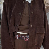 Jakke med opretstående krave og enkeltradede knapper