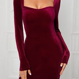 Sexet, figursyet minikjole i ensfarvet fløjl med en smal talje