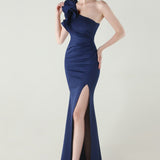 Asymmetrisk satin aftenkjole med flæser og blomster, pyntet med den ene skulder, med flæser og blomster.