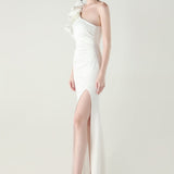 Asymmetrisk satin aftenkjole med flæser og blomster, pyntet med den ene skulder, med flæser og blomster.