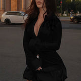 Elegant sæt med nederdel og høj hals, tætsiddende pasform, lange ærmer og lynlåslukning