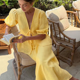 Kort nederdelsæt med korte ærmer og flæser, V-hals, afslappet stil.