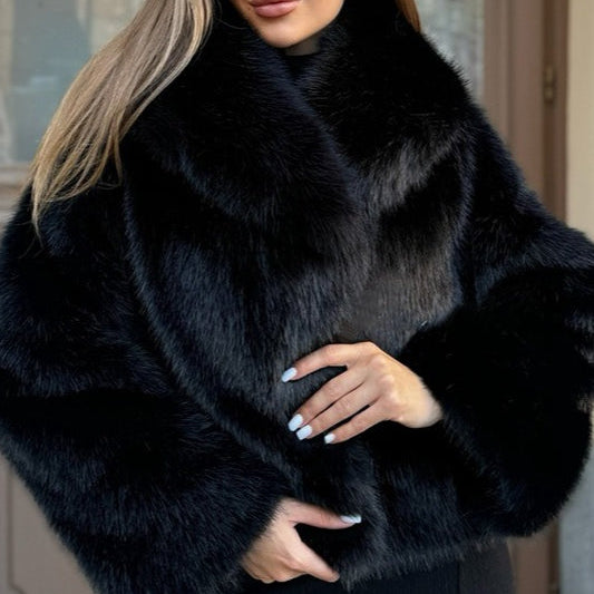 Ensfarvet kort pelsfrakke