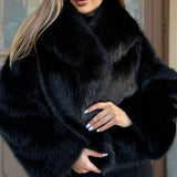 Ensfarvet kort pelsfrakke