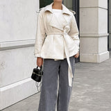 Tyk, varm, ensfarvet ruskindsfrakke med bundet bælte