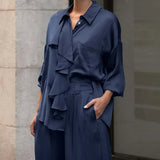 Todelt kontorsæt: blå satinskjorte og flæsebukser