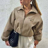 Kort khaki jakke med lynlås