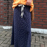 Afslappet marineblå nederdel med blomsterprint og snøre