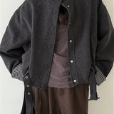 Uldfrakke med opretstående krave og ternede paneler, korte manchetter