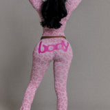 Slim-fit sæt med to dele, V-hals og kontrastfarvet skrift