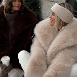 Frakke med pufkrave i imiteret rævepels