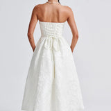 Stropløs trapez-aftenkjole i ensfarvet jacquard