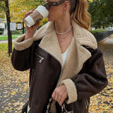 Lang jakke i kunstpels med flere lynlåse