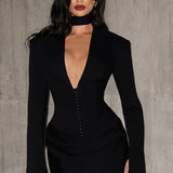 Kort, tætsiddende kjole med dyb V-udskæring og markeret talje, ensfarvet