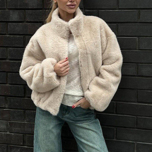 Kort jakke i imiteret pels med opretstående krave