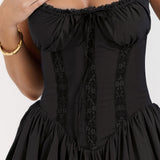 Sexet minikjole med spaghettistropper og blondepaneler, tætsiddende talje