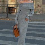 Elegant og minimalistisk off-shoulder maxikjole i ensfarvet strik