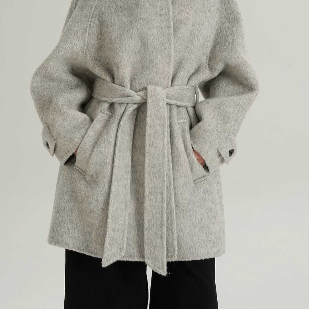 Elegant varm, ensfarvet uldfrakke med opretstående krave