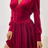 Kort, tætsiddende fløjlskjole med lange ærmer og V-hals, knappet