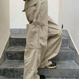 Cargojeans med lige ben og dekonstruerede paneler