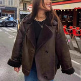 Løstsiddende jakke foret med imiteret fårepels