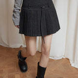 Højtaljet plisseret nederdel i ensfarvet uld