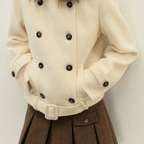 Tyk uldfrakke med hætte og tætsiddende talje, dobbeltradet