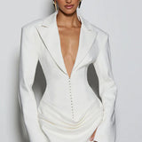 Kort, tætsiddende kjole med dyb V-udskæring og markeret talje, ensfarvet