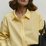 Løstsiddende gul bomuldsbluse med knapper, ideel til hverdagsbrug.