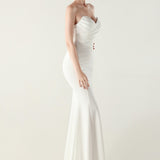 Stropløs plisseret aftenkjole med hjerteformet halsudskæring