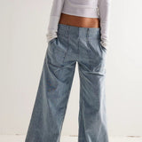 Jeans med elastisk linning med mellemhøj talje, rynkede ben og vide ben