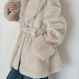 Mellemlang frakke i imiteret ruskind med hakkrave og bindebælte