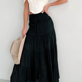 Lang, højtaljet A-formet nederdel med kontrasterende snøre, boheme-chic stil