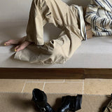 Cargojeans med lige ben og dekonstruerede paneler